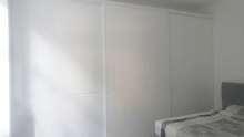 Americki plakar - Klizni plakar SVETIX - Klizna vrata S17 u beloj boji od farbanog medijapana sa urezom - obrada beli visoki sjaj